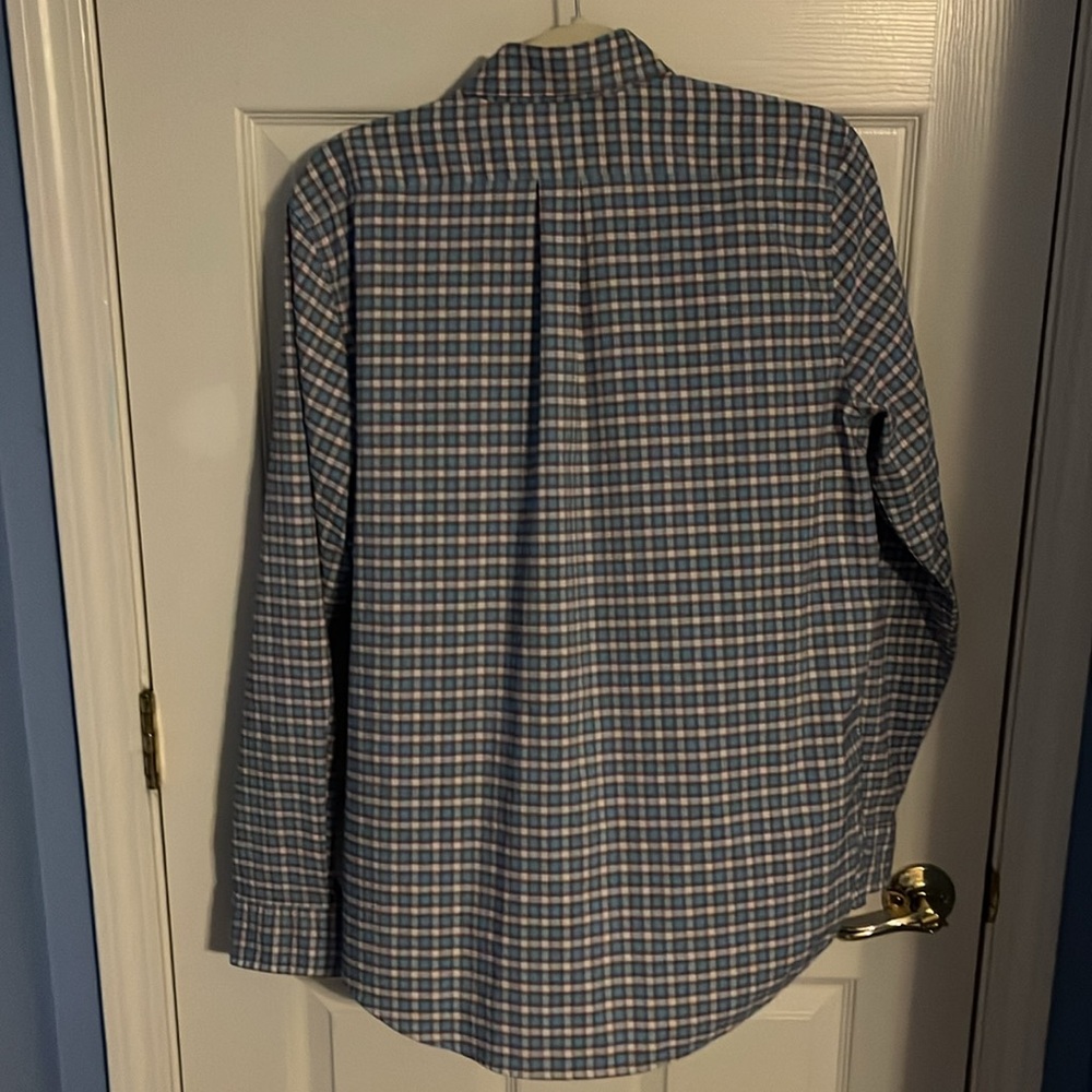 Vineyard Vines Performance medium button down shirt. - Picture 5 of 8